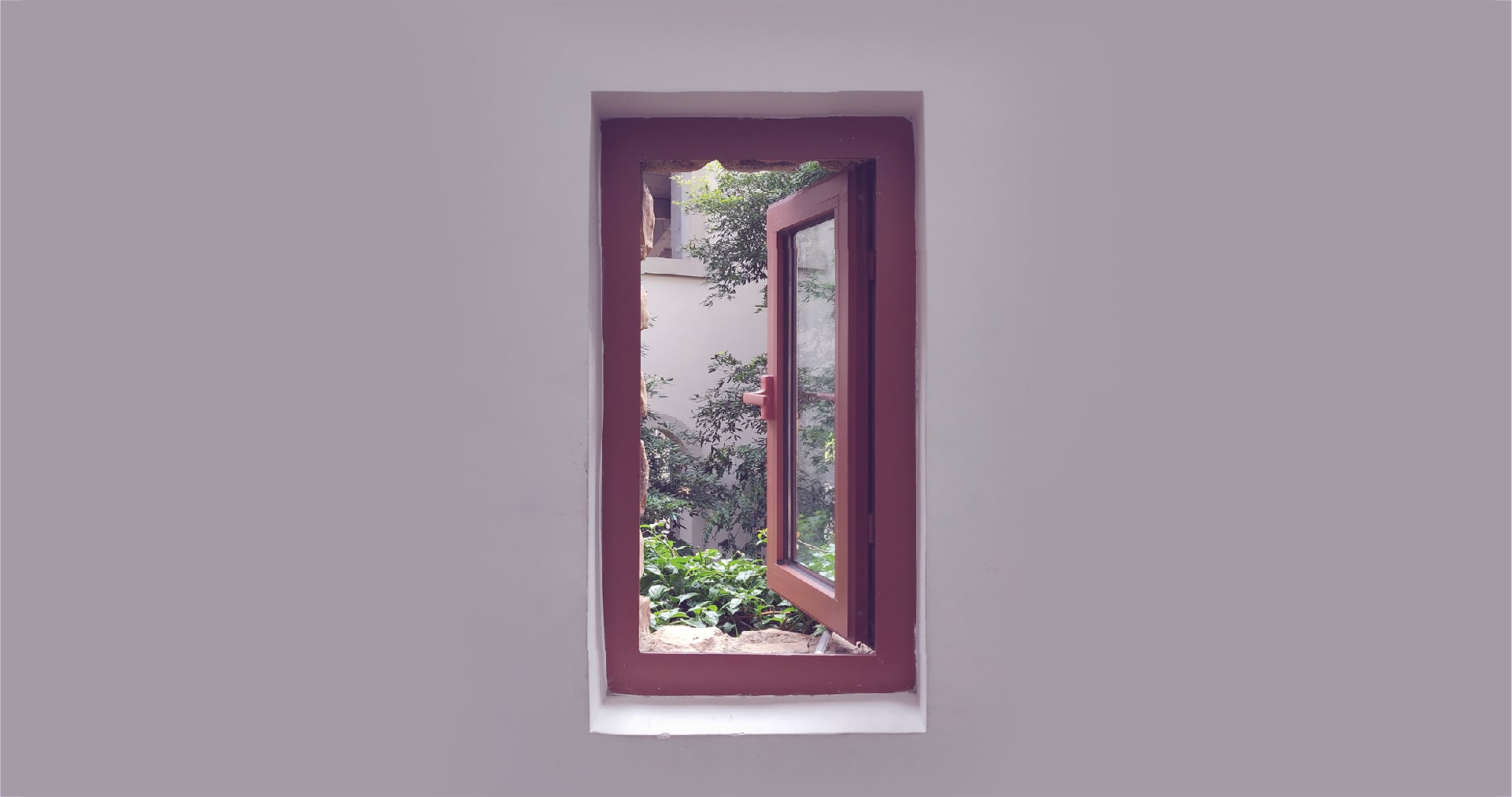 Ανοιχτό παράθυρο σε κήπο