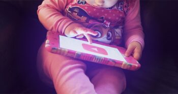 Παιδικά κανάλια στο youtube: Η πλέον δημοφιλής baby sitter