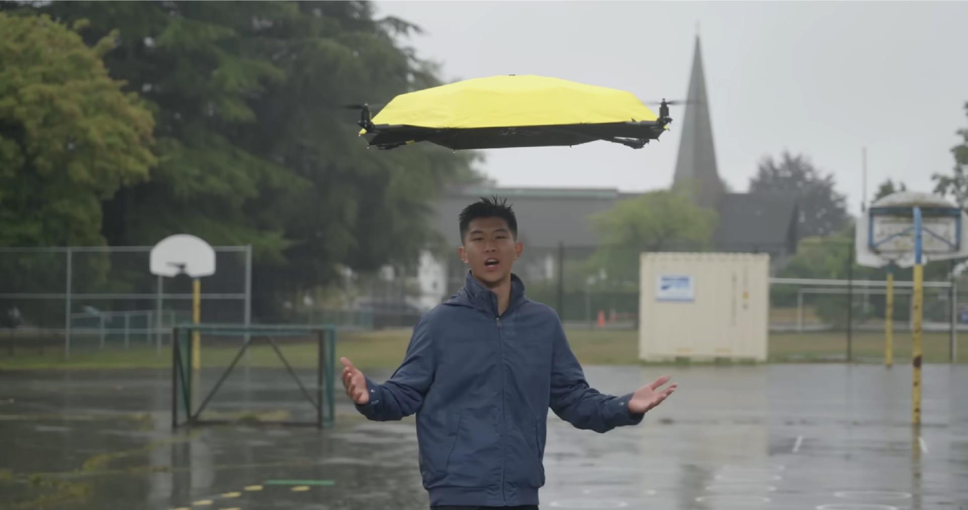 Η ομπρέλα που “πετάει” πάνω από το κεφάλι μας